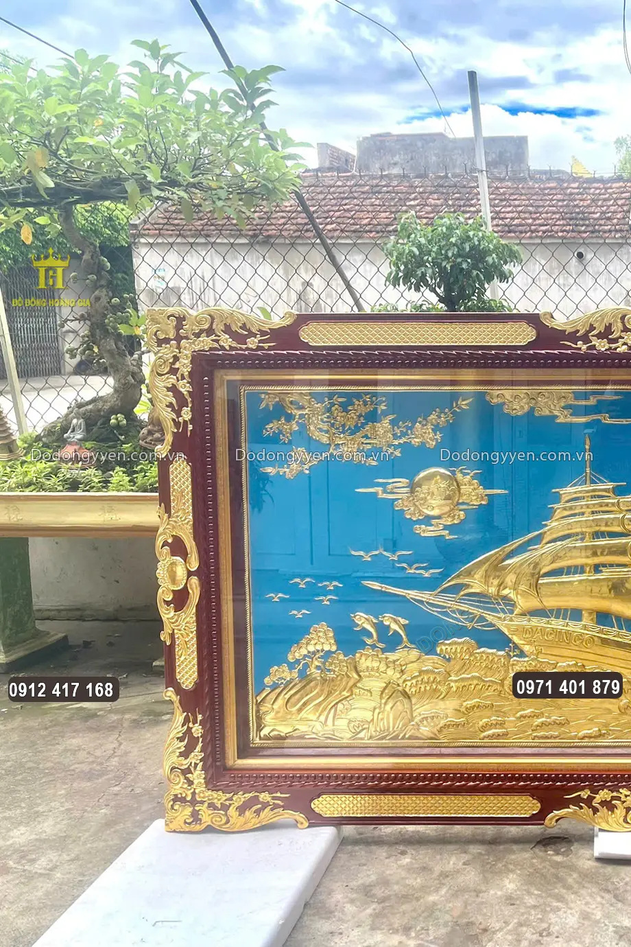 Khung tranh bằng gỗ tự nhi&ecirc;n, họa tiết hoa văn d&aacute;t điểm v&agrave;ng 24K